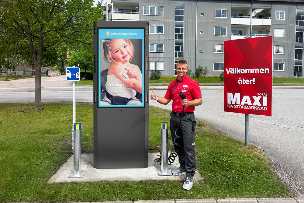 Digital skärm med reklam utanför Ica Maxi Borås