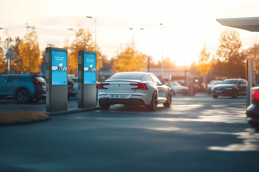 Digitala skärmar med reklam hos Polestar